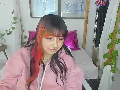 Snapshot of lussyevans24 chatting on January 14, 10:17 am lussyevans24 online show from January 14, 10:17 am