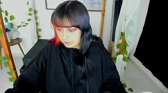 Snapshot of lussyevans24 chatting on January 17, 10:44 am lussyevans24 online show from January 17, 10:44 am