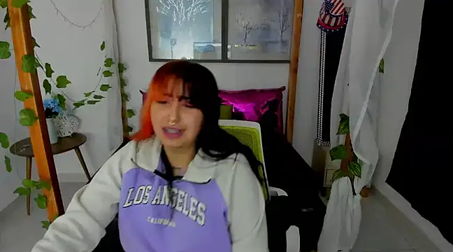 Snapshot of lussyevans24 chatting on January 21, 4:21 am lussyevans24 online show from January 21, 4:21 am