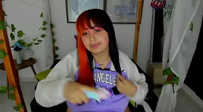 Snapshot of lussyevans24 chatting on January 21, 8:41 am lussyevans24 online show from January 21, 8:41 am