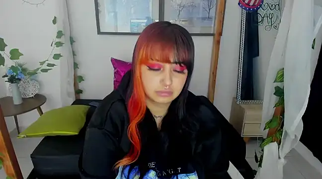 Snapshot of lussyevans24 chatting on January 22, 7:46 am lussyevans24 online show from January 22, 7:46 am