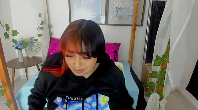 Snapshot of lussyevans24 chatting on January 29, 7:25 am lussyevans24 online show from January 29, 7:25 am