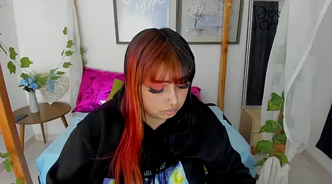 Snapshot of lussyevans24 chatting on January 29, 10:27 am lussyevans24 online show from January 29, 10:27 am