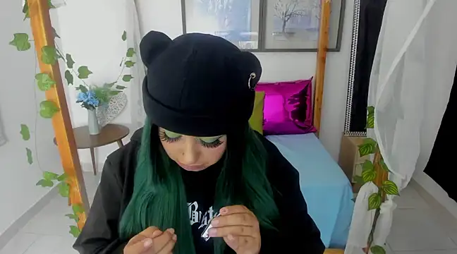 Snapshot of lussyevans24 chatting on February 1, 4:14 am lussyevans24 online show from February 1, 4:14 am
