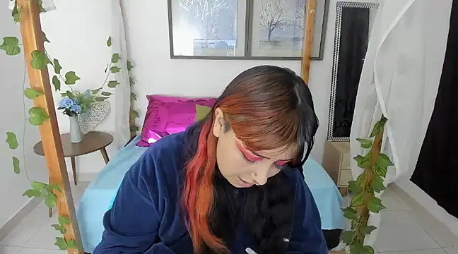 Snapshot of lussyevans24 chatting on February 4, 4:26 am lussyevans24 online show from February 4, 4:26 am