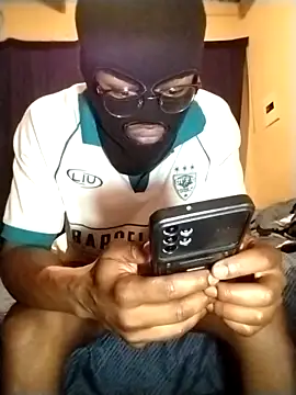 Snapshot of Convertiblechulo chatting on December 17, 12:01 am Convertiblechulo online show from December 17, 12:01 am