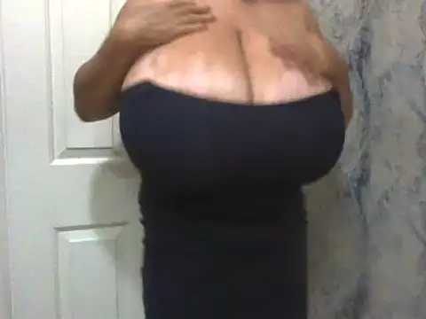 Snapshot of RoxiRedXXX chatting on April 20, 8:32 pm RoxiRedXXX online show from April 20, 8:32 pm