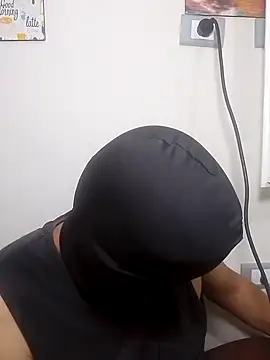 Nisreenn online show from October 22, 11:48 pm