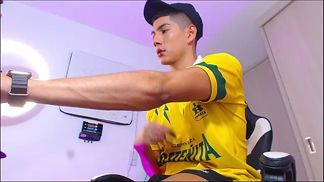 Snapshot of Valerio_20 chatting on July 2, 10:27 pm Valerio 20 online show from July 2, 10:27 pm