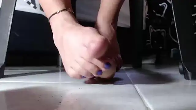 carlajames  online show from December 14, 1:50 am