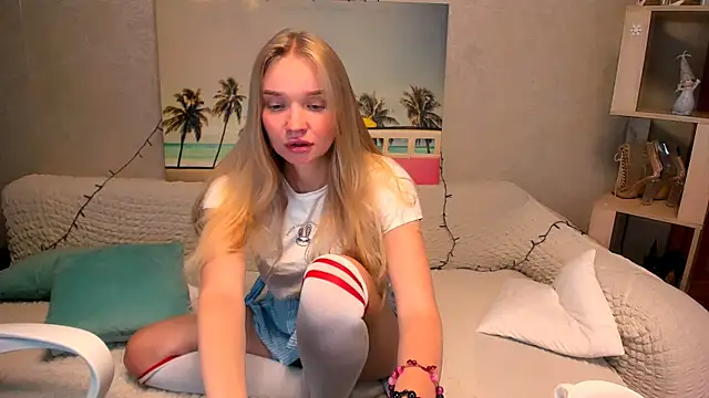 Snapshot of BoysLoveBlondee chatting on December 18, 7:41 pm BoysLoveBlondee online show from December 18, 7:41 pm