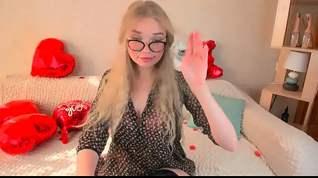 Snapshot of BoysLoveBlondee chatting on February 17, 11:02 am BoysLoveBlondee online show from February 17, 11:02 am