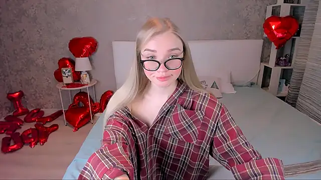 Snapshot of BoysLoveBlondee chatting on February 19, 12:55 pm BoysLoveBlondee online show from February 19, 12:55 pm