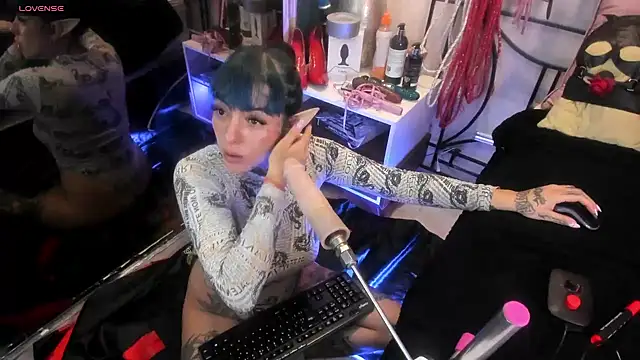Snapshot of luxifer_666_ chatting on February 10, 7:49 pm luxifer 666 online show from February 10, 7:49 pm