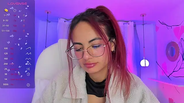 Snapshot of sophiecherry_ chatting on December 16, 12:15 am sophiecherry online show from December 16, 12:15 am