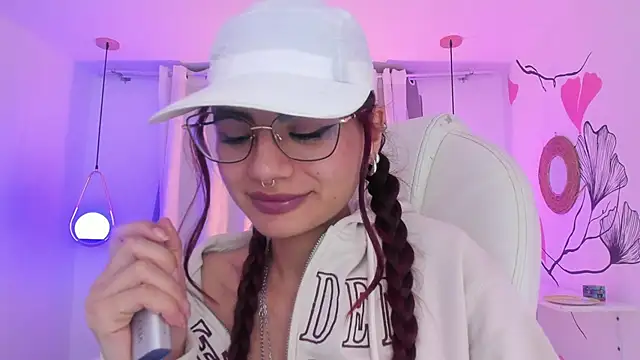 Snapshot of sophiecherry_ chatting on January 31, 10:20 am sophiecherry online show from January 31, 10:20 am