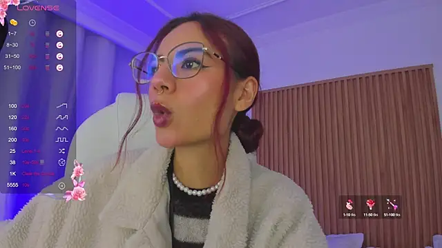 Snapshot of sophiecherry_ chatting on February 12, 7:13 am sophiecherry online show from February 12, 7:13 am