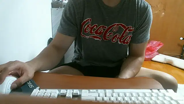 Snapshot of Stellan_0412 chatting on April 9, 4:34 pm Stellan 0412 online show from April 9, 4:34 pm