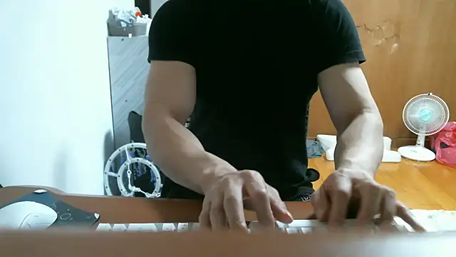 Snapshot of Stellan_0412 chatting on April 23, 4:31 pm Stellan 0412 online show from April 23, 4:31 pm