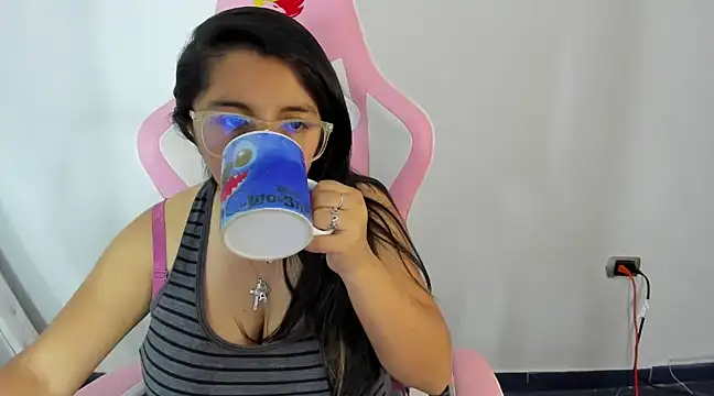 Snapshot of _Angelinaandrade_ chatting on February 5, 8:04 pm Angelinaandrade online show from February 5, 8:04 pm