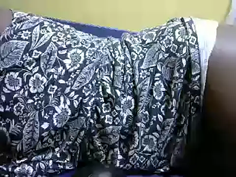 Snapshot of pretty_prickle chatting on December 2, 9:06 pm pretty prickle online show from December 2, 9:06 pm