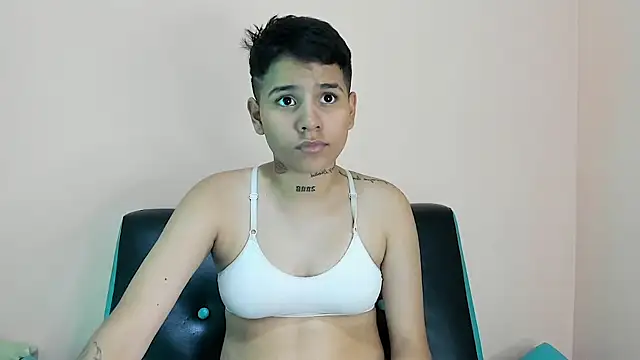 Snapshot of cami_hots chatting on January 18, 2:47 am cami hots online show from January 18, 2:47 am