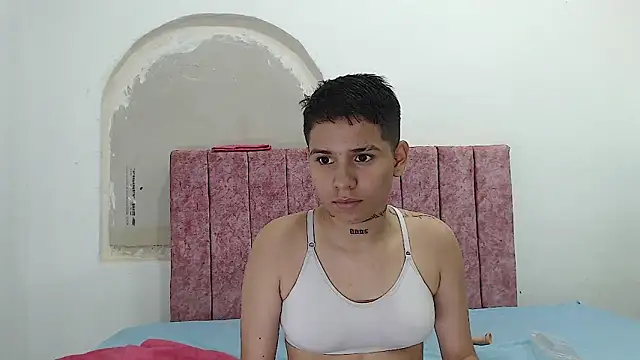 Snapshot of cami_hots chatting on February 28, 2:42 am cami hots online show from February 28, 2:42 am