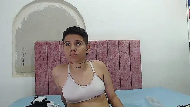 Snapshot of cami_hots chatting on February 28, 5:48 am cami hots online show from February 28, 5:48 am