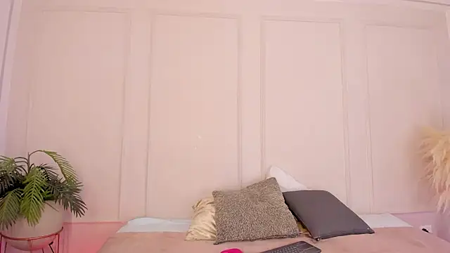 Mariapettit online show from March 14, 1:05 pm