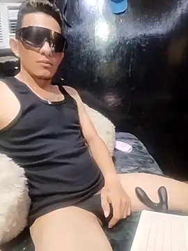 Snapshot of Ale21-345 chatting on February 2, 5:06 am Ale21-345 online show from February 2, 5:06 am