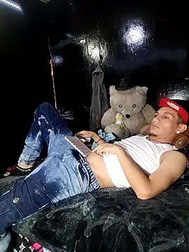 Snapshot of Ale21-345 chatting on February 5, 3:33 am Ale21-345 online show from February 5, 3:33 am