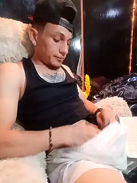 Snapshot of Ale21-345 chatting on March 5, 3:02 am Ale21-345 online show from March 5, 3:02 am