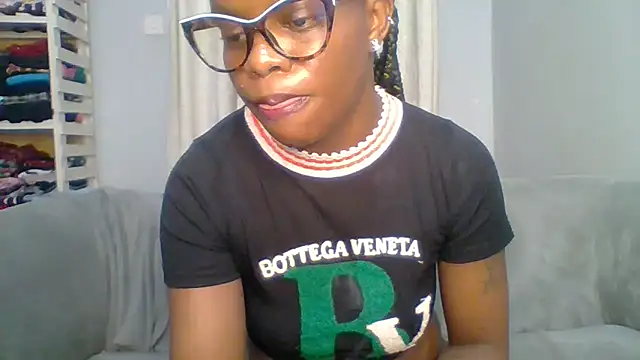 Petite 254 online show from March 26, 12:55 pm