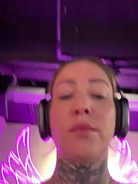 Snapshot of ElenaHaze chatting on December 6, 8:59 am ElenaHaze online show from December 6, 8:59 am