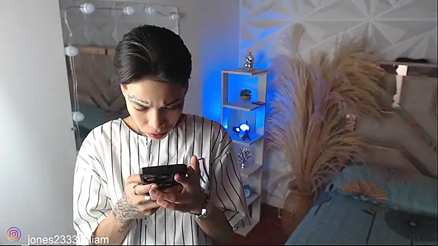 Jonesliam23 online show from October 28, 10:34 pm