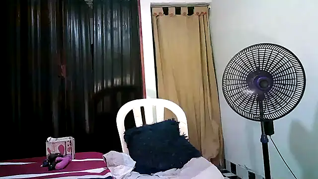 Snapshot of kimmiemm chatting on October 2, 12:17 am kimmiemm online show from October 2, 12:17 am