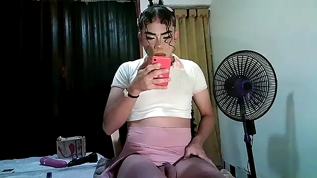 Snapshot of kimmiemm chatting on October 16, 2:18 pm kimmiemm online show from October 16, 2:18 pm