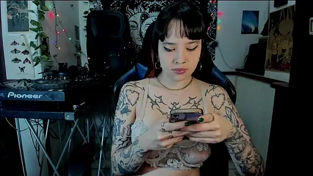 Demongirl6666 online show from March 20, 12:30 am