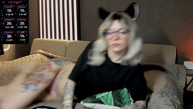 Snapshot of The_love_project chatting on April 4, 12:31 am The love project online show from April 4, 12:31 am