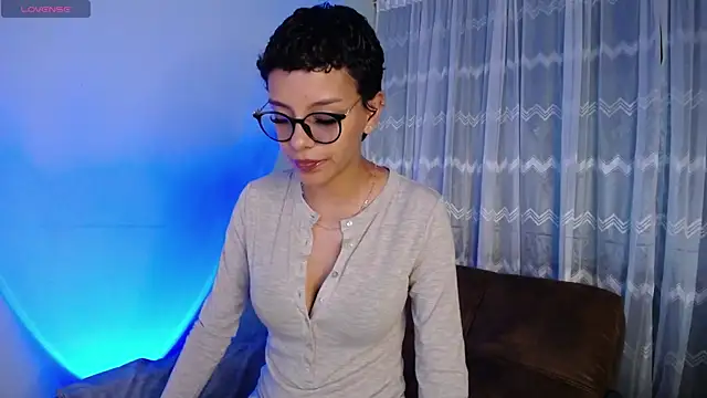 Snapshot of peyton_golden1 chatting on February 6, 4:10 am peyton golden1 online show from February 6, 4:10 am