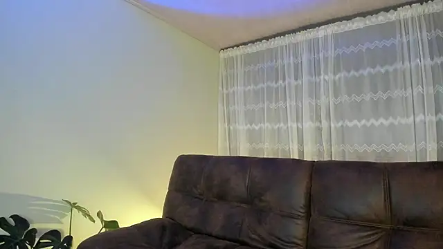 Snapshot of peyton_golden1 chatting on February 9, 4:14 am peyton golden1 online show from February 9, 4:14 am