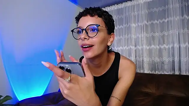 Snapshot of peyton_golden1 chatting on March 6, 1:05 am peyton golden1 online show from March 6, 1:05 am