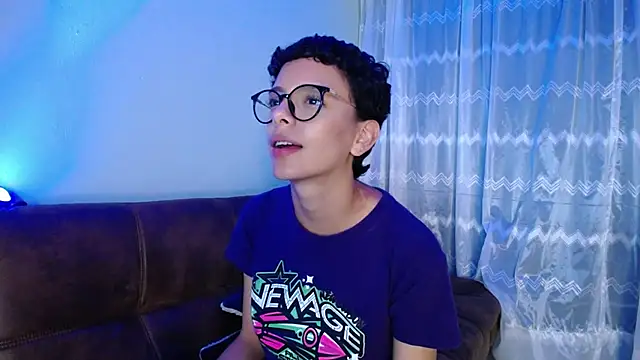 Snapshot of peyton_golden1 chatting on March 9, 7:23 am peyton golden1 online show from March 9, 7:23 am