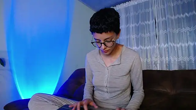 Snapshot of peyton_golden1 chatting on March 19, 7:29 am peyton golden1 online show from March 19, 7:29 am