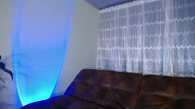 Snapshot of peyton_golden1 chatting on March 20, 1:02 am peyton golden1 online show from March 20, 1:02 am