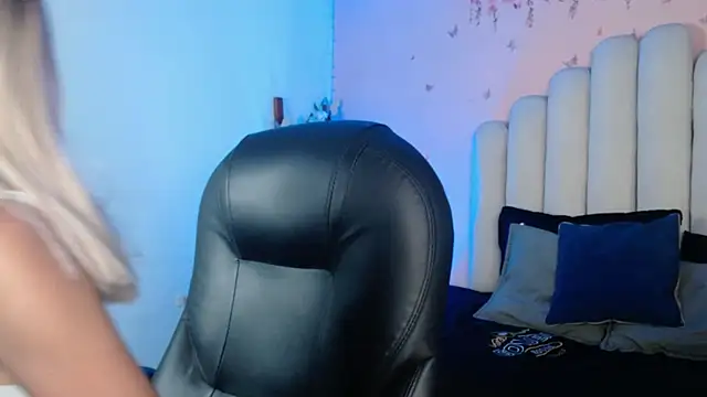 Snapshot of peyton_golden1 chatting on September 28, 3:34 am peyton golden1 online show from September 28, 3:34 am