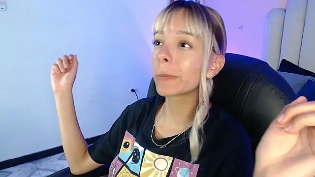 Snapshot of peyton_golden1 chatting on October 3, 3:36 am peyton golden1 online show from October 3, 3:36 am