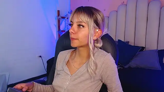 Snapshot of peyton_golden1 chatting on October 5, 3:38 am peyton golden1 online show from October 5, 3:38 am