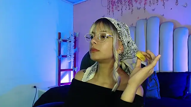 Snapshot of peyton_golden1 chatting on October 15, 3:28 am peyton golden1 online show from October 15, 3:28 am