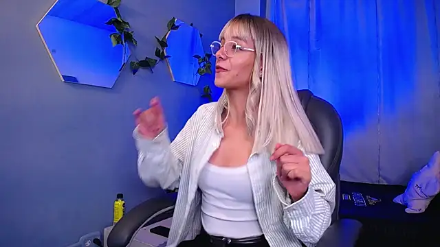 Snapshot of peyton_golden1 chatting on October 22, 3:40 am peyton golden1 online show from October 22, 3:40 am